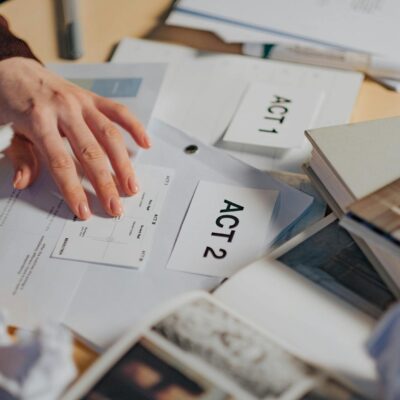 Para o uso de filmes e séries para ensinar interpretação de narrativas, é fundamental selecionar obras com tramas complexas e