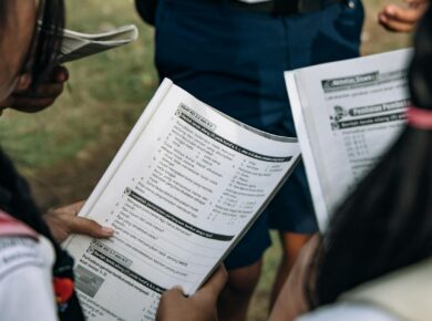 Para dominar Skimming e Scanning, utilize o Skimming para ter uma visão geral do texto, focando em títulos, subtítulos e prim