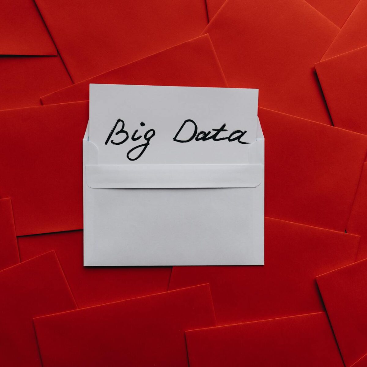 Para compreender a tipologia textual vs. gênero textual, é fundamental saber que a tipologia refere-se à estrutura e organiza