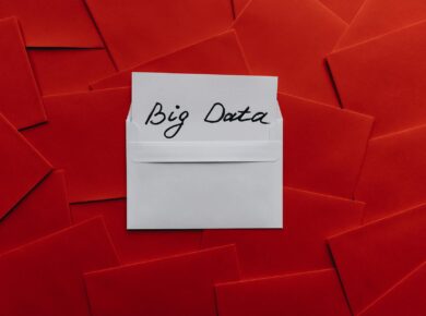 Para compreender a tipologia textual vs. gênero textual, é fundamental saber que a tipologia refere-se à estrutura e organiza